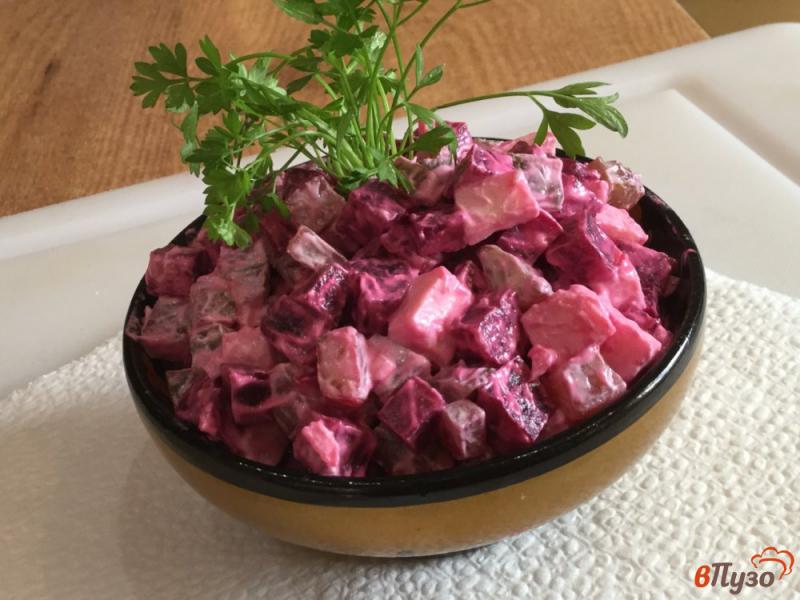 Фото приготовление рецепта: Свекольный салат с огурцом и адыгейским сыром шаг №7