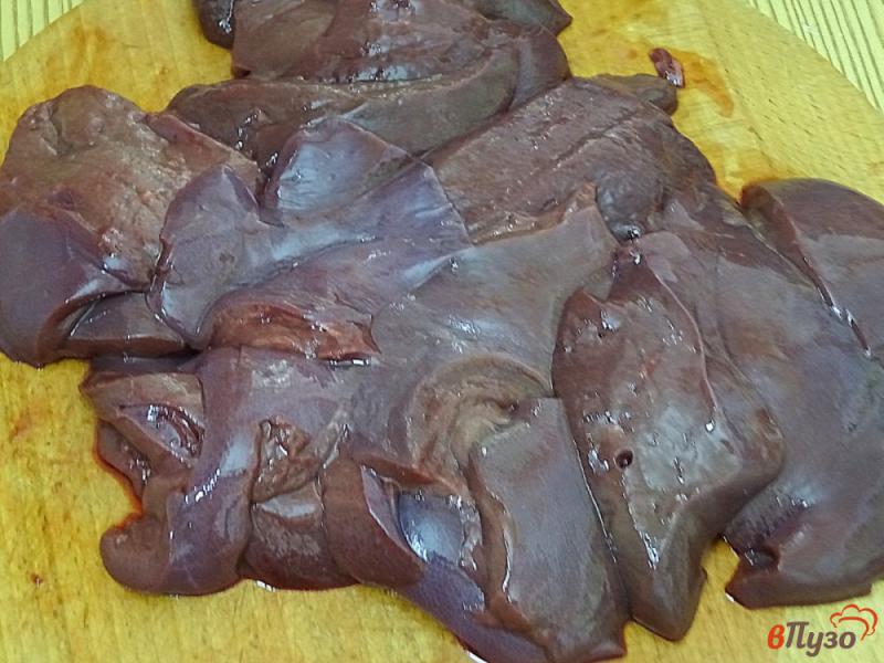 Фото приготовление рецепта: Отбивные из свиной печени с яблоками шаг №3