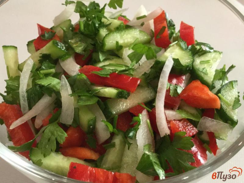 Фото приготовление рецепта: Огуречный салат с болгарским перцем шаг №8
