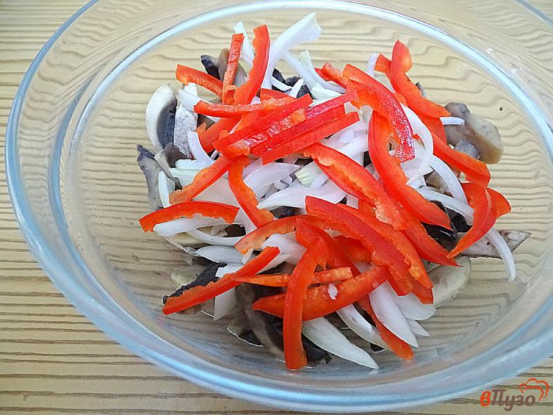 Фото приготовление рецепта: Салат из шампиньонов с овощами шаг №9
