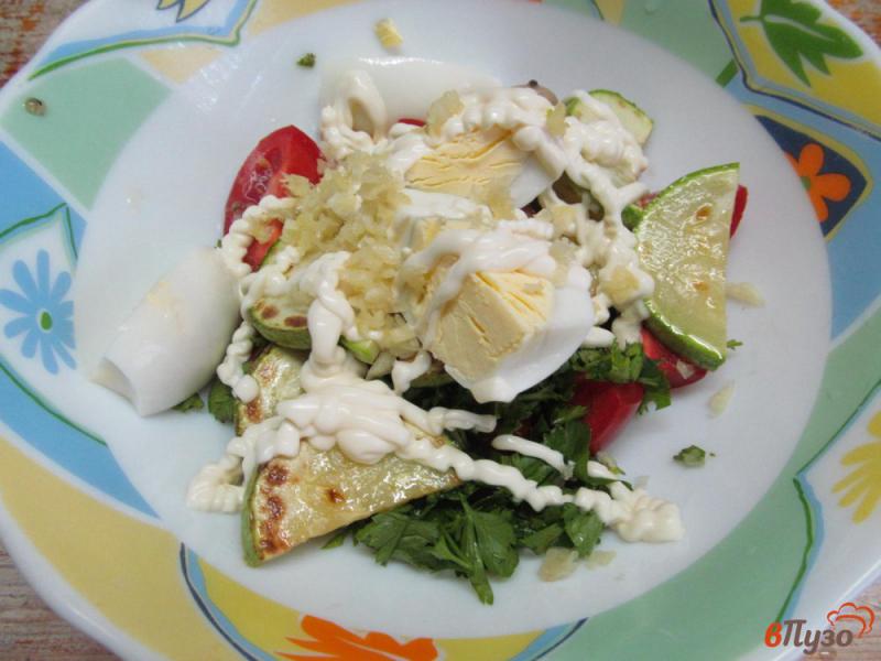 Фото приготовление рецепта: Салат из помидора с яйцом и кабачком шаг №6