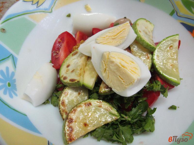 Фото приготовление рецепта: Салат из помидора с яйцом и кабачком шаг №5