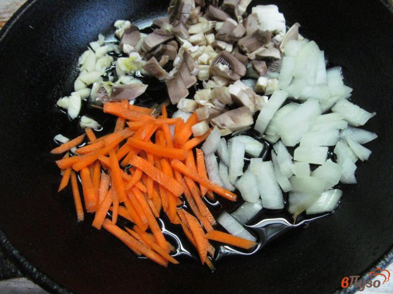 Фото приготовление рецепта: Суп с квашеной капустой и фасолью шаг №4