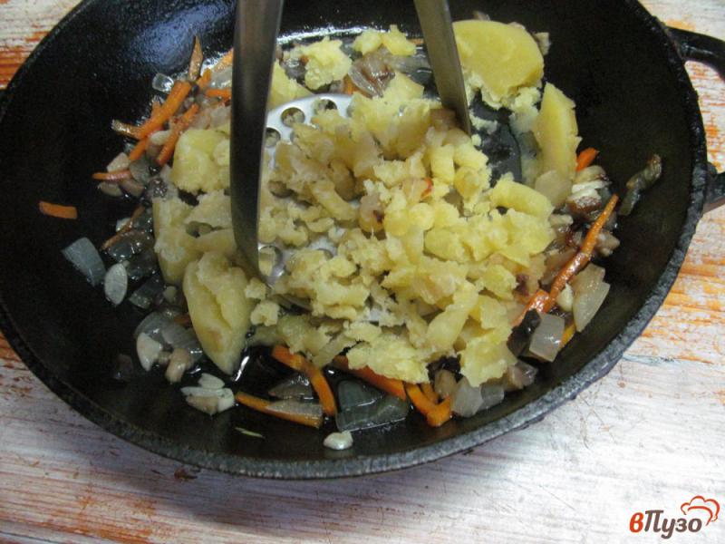 Фото приготовление рецепта: Суп с квашеной капустой и фасолью шаг №6