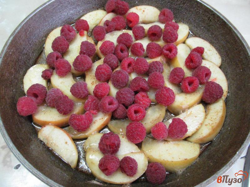 Фото приготовление рецепта: Тарт татен с яблоками и малиной шаг №3