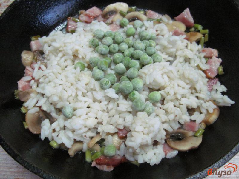 Фото приготовление рецепта: Жареный рис с копченой грудинкой и горошком шаг №4