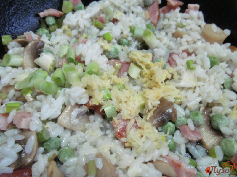 Фото приготовление рецепта: Жареный рис с копченой грудинкой и горошком шаг №5