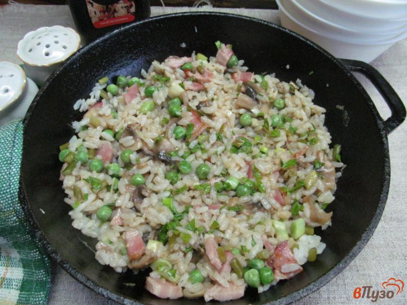 Фото приготовление рецепта: Жареный рис с копченой грудинкой и горошком шаг №6