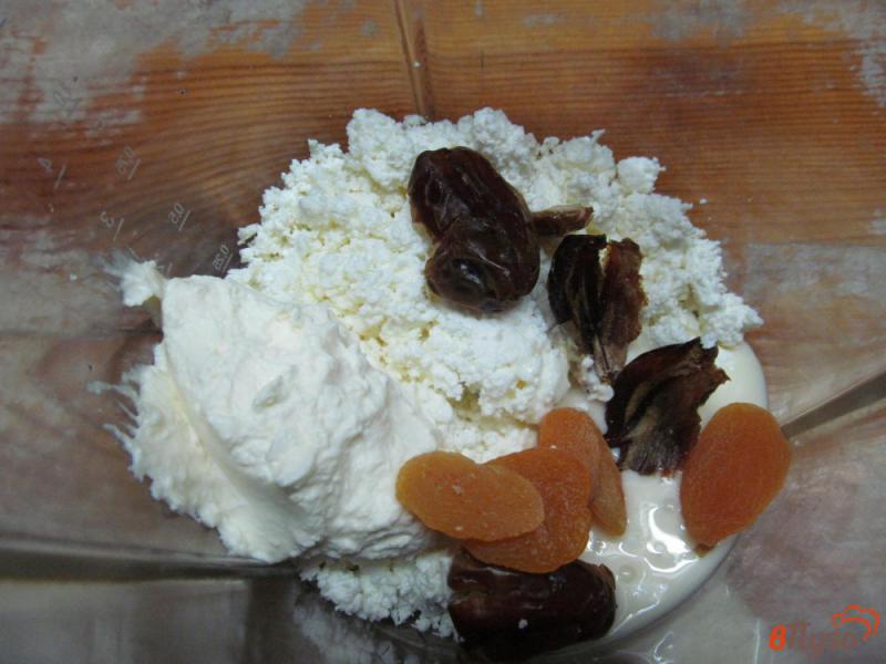 Фото приготовление рецепта: Десерт из творога с сухофруктами и морковью шаг №2
