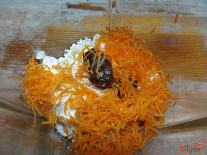 Фото приготовление рецепта: Десерт из творога с сухофруктами и морковью шаг №3