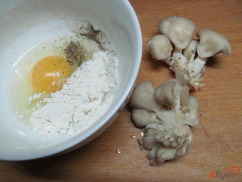 Фото приготовление рецепта: Грибы в кляре с картофелем шаг №3
