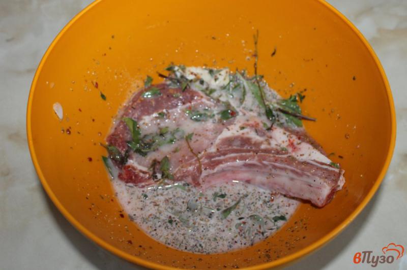 Фото приготовление рецепта: Антрекот маринованный в кисломолочном напитке с травами шаг №4