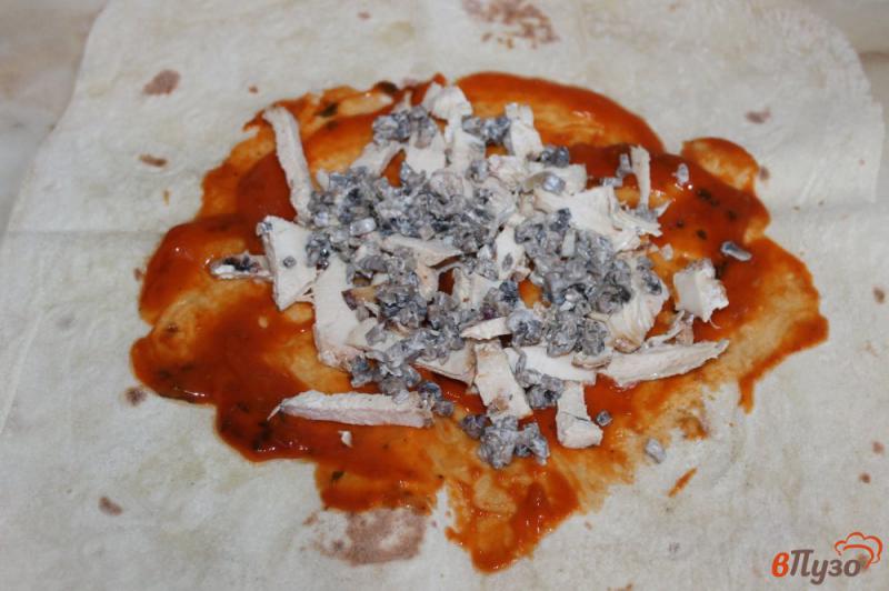 Фото приготовление рецепта: Пицца в лаваше с курицей и грибами шаг №3