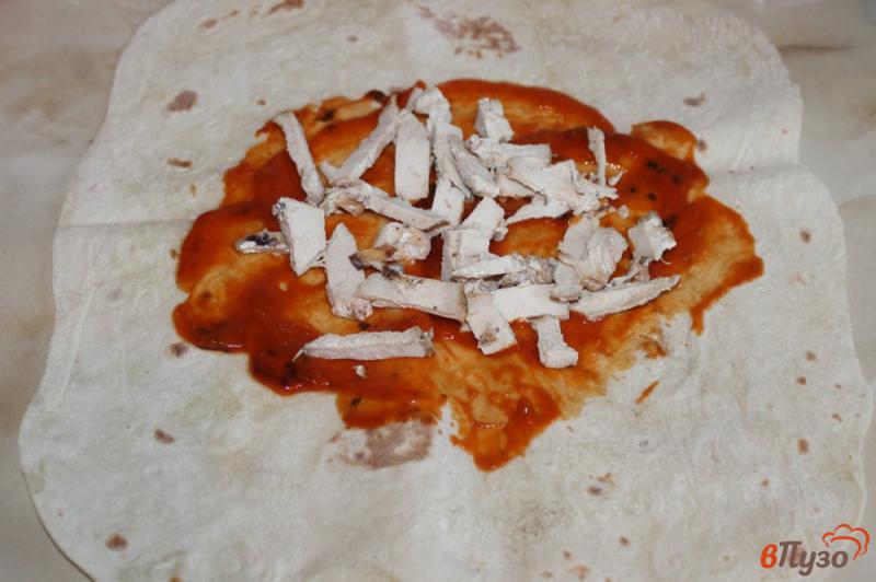 Фото приготовление рецепта: Пицца в лаваше с курицей и грибами шаг №2
