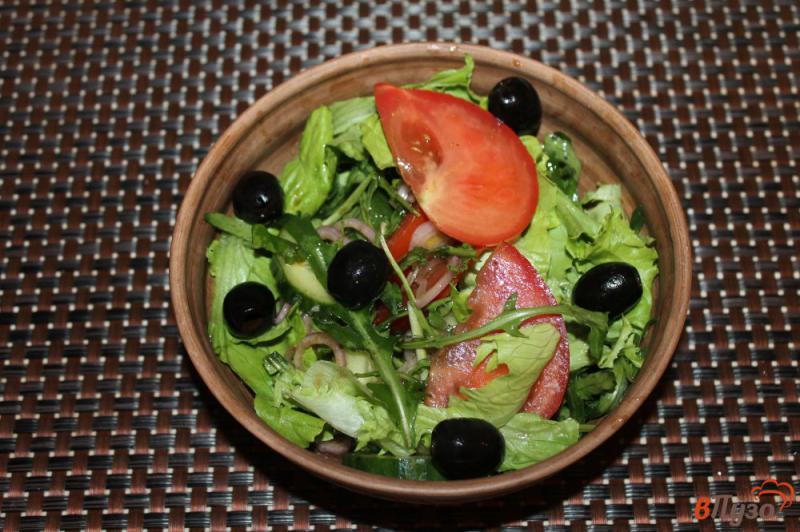 Фото приготовление рецепта: Овощной салат с рукколой, маслинами и фетой шаг №4