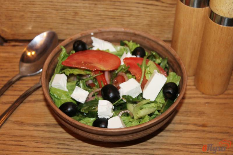 Фото приготовление рецепта: Овощной салат с рукколой, маслинами и фетой шаг №5