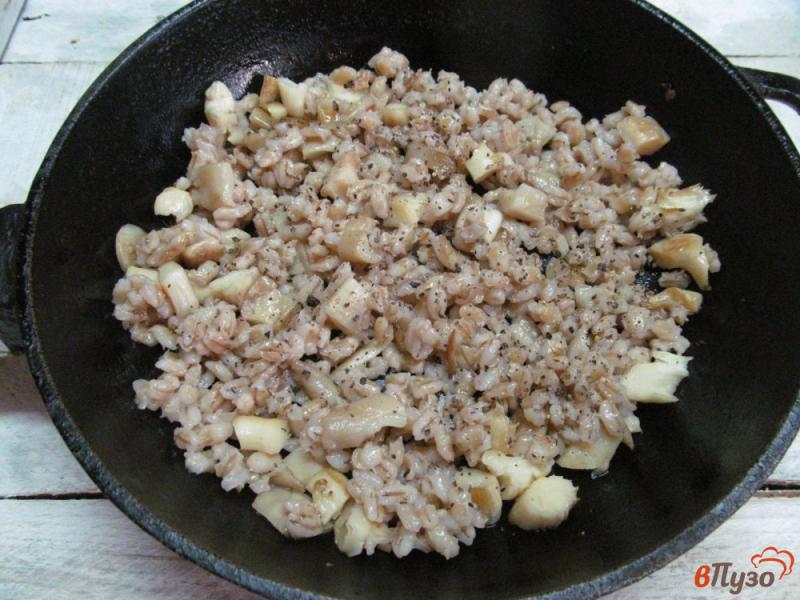 Фото приготовление рецепта: Салат из перловки с грибами шаг №4