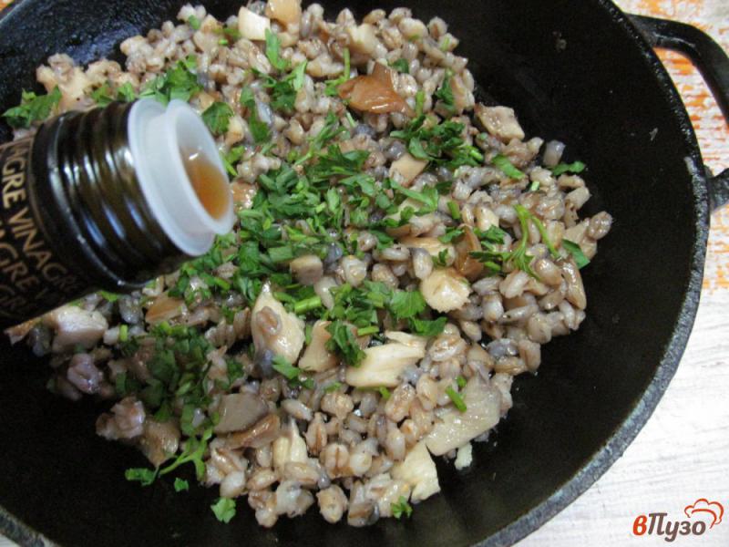 Фото приготовление рецепта: Салат из перловки с грибами шаг №5