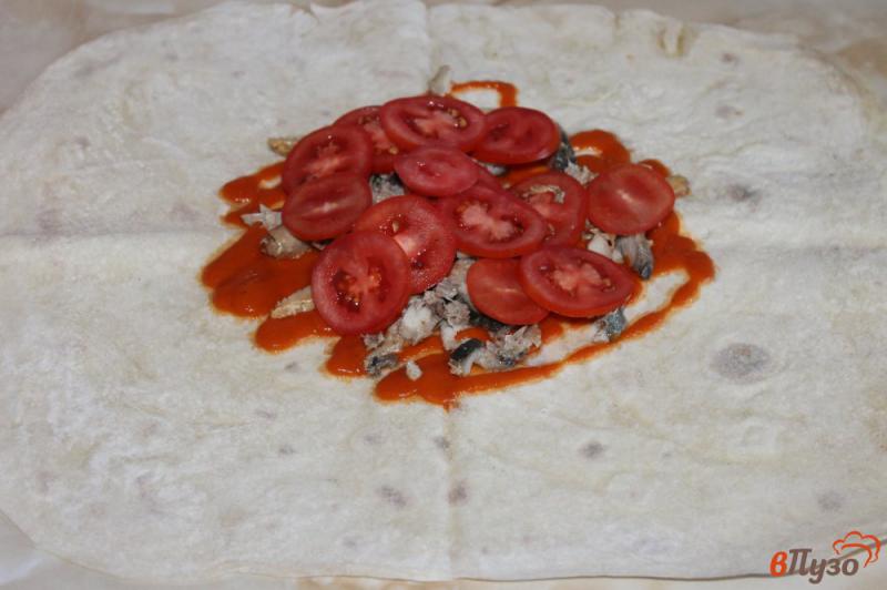 Фото приготовление рецепта: Скумбрия с томатами в лаваше шаг №3