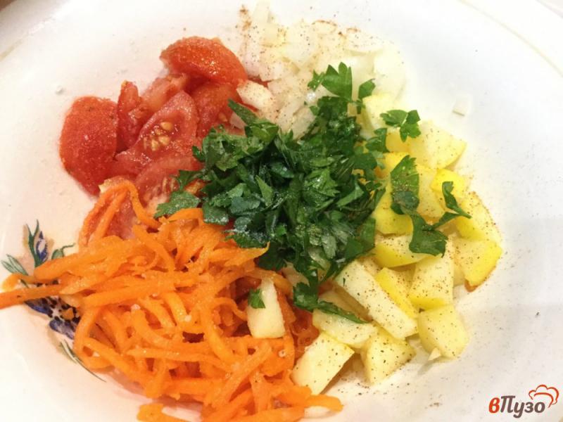 Фото приготовление рецепта: Морковный салат с яблоком и помидорами шаг №5