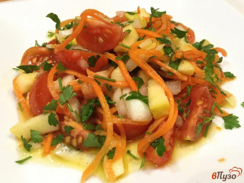 Фото приготовление рецепта: Морковный салат с яблоком и помидорами шаг №6