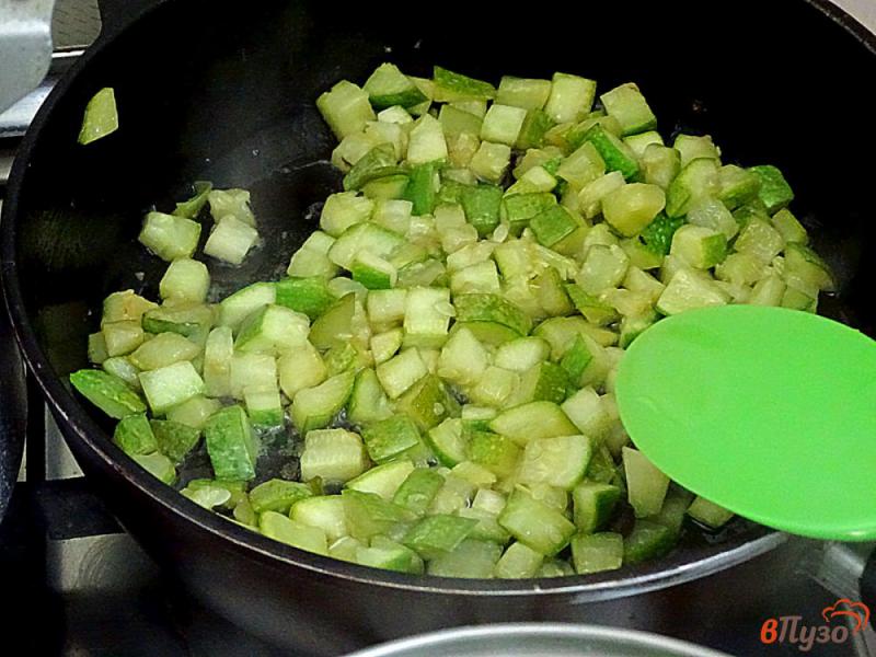 Фото приготовление рецепта: Гарнир из капусты, кабачка и шпината шаг №4