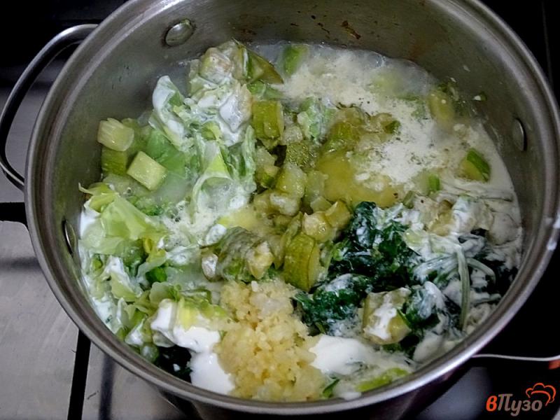 Фото приготовление рецепта: Гарнир из капусты, кабачка и шпината шаг №7