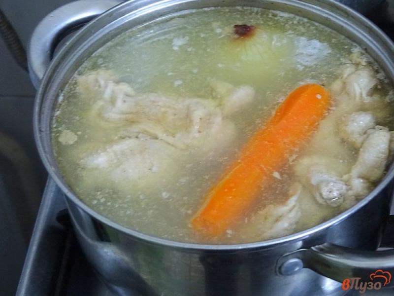 Фото приготовление рецепта: Куриный суп с вермишелью и сыром шаг №1