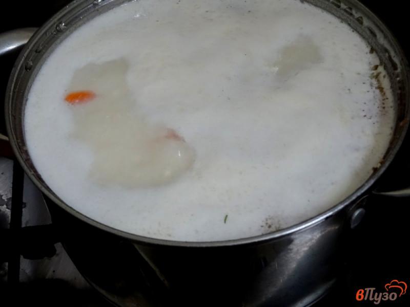 Фото приготовление рецепта: Куриный суп с вермишелью и сыром шаг №4