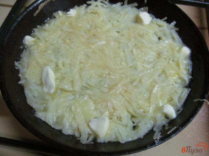 Фото приготовление рецепта: Картофельная лепешка с слабосоленой форелью шаг №2