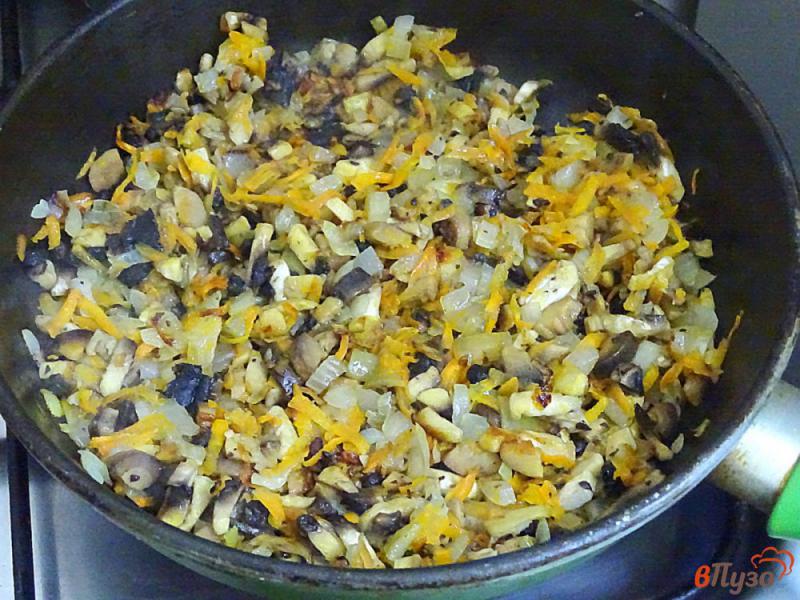 Фото приготовление рецепта: Голубцы из молодой капусты с фаршем, грибами, и рисом шаг №6