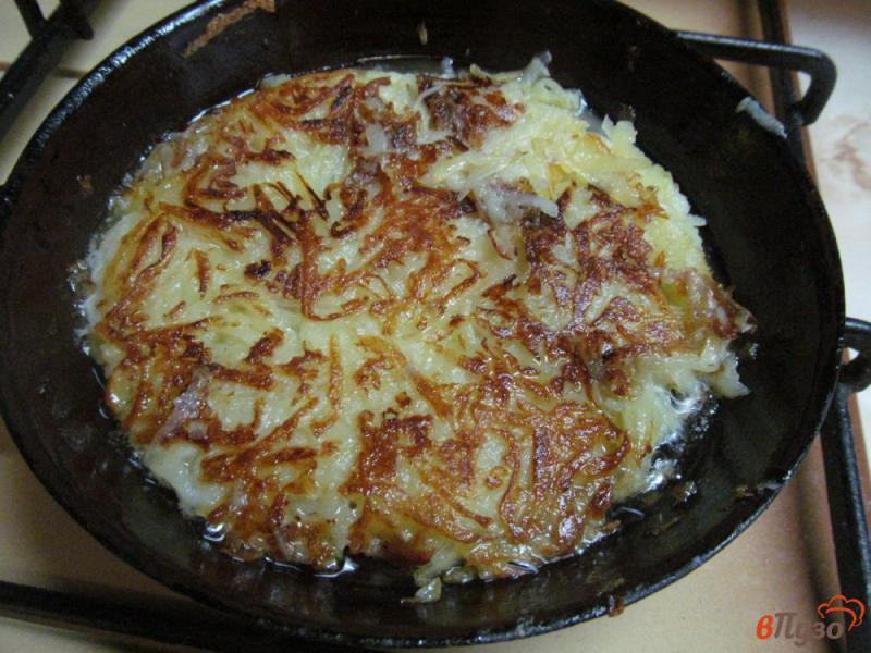 Фото приготовление рецепта: Картофельная лепешка с слабосоленой форелью шаг №3