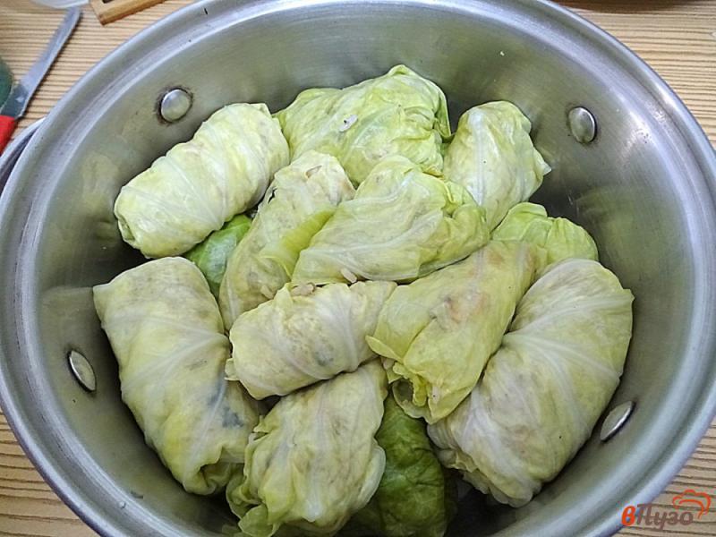 Фото приготовление рецепта: Голубцы из молодой капусты с фаршем, грибами, и рисом шаг №10