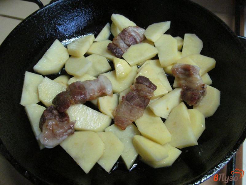 Фото приготовление рецепта: Жареная тыква с картофелем на грудинке шаг №2
