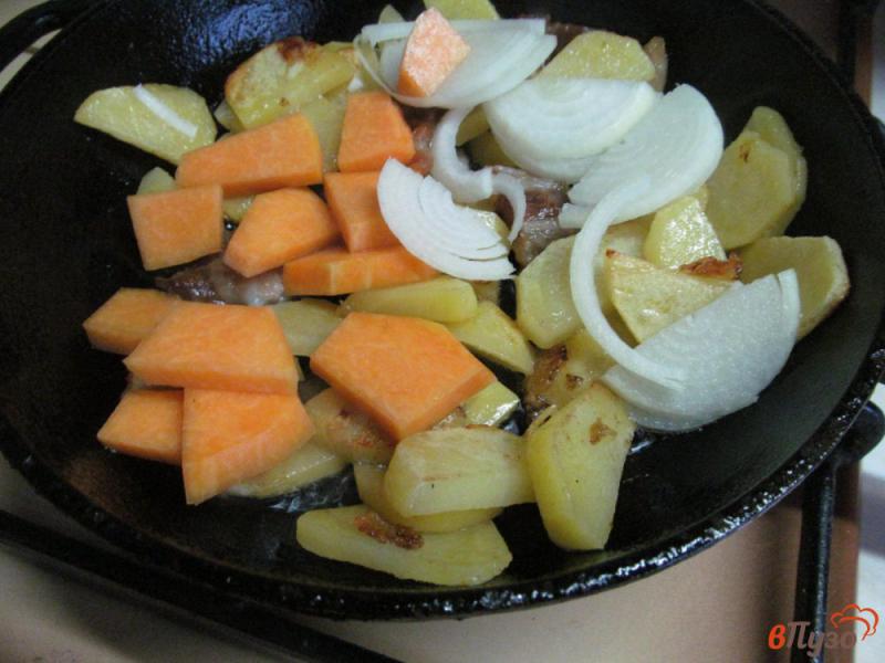 Фото приготовление рецепта: Жареная тыква с картофелем на грудинке шаг №3