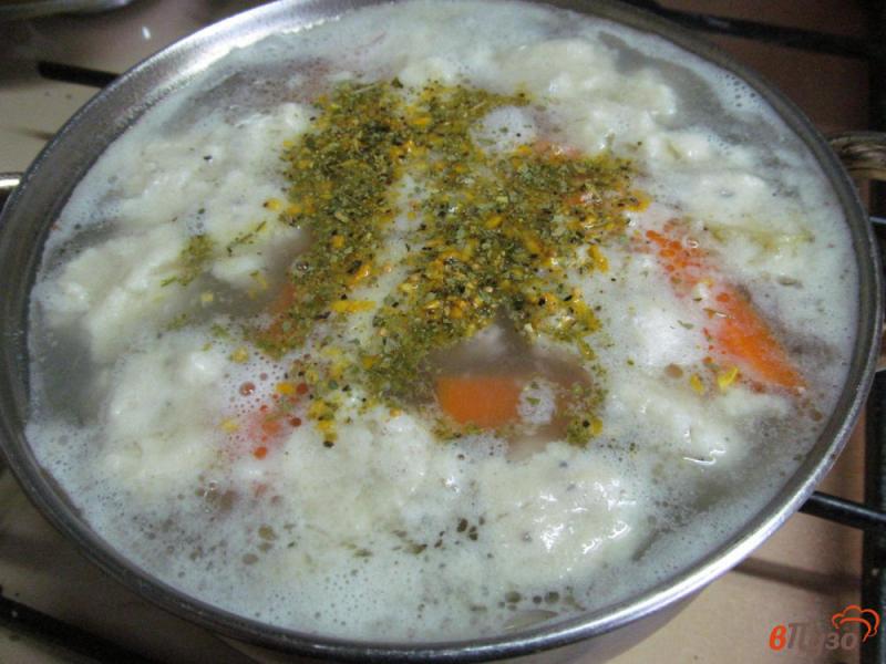 Фото приготовление рецепта: Суп из перепелов с манными клецками шаг №8