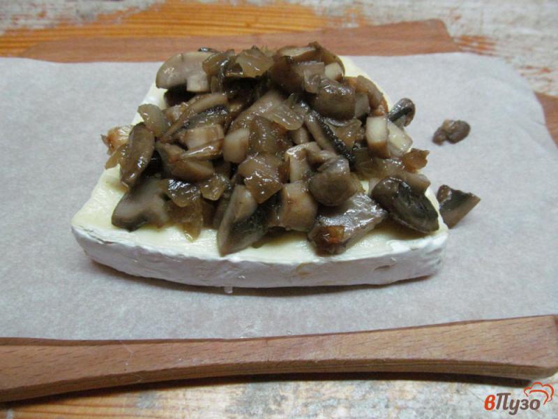 Фото приготовление рецепта: Запеченный сыр бри с грибами шаг №4
