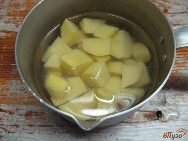 Фото приготовление рецепта: Салат с картофельными блинчиками и помидором шаг №1