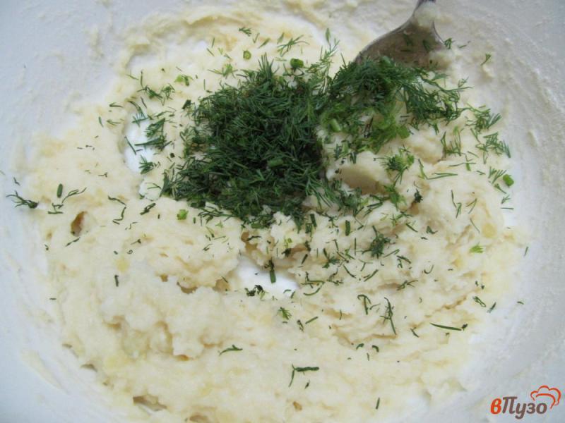 Фото приготовление рецепта: Салат с картофельными блинчиками и помидором шаг №4