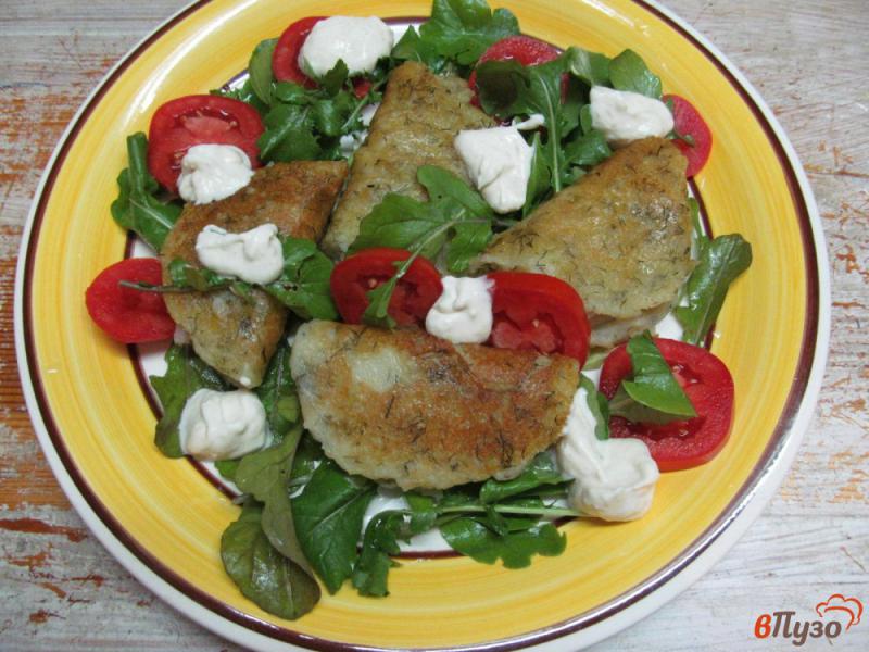 Фото приготовление рецепта: Салат с картофельными блинчиками и помидором шаг №9