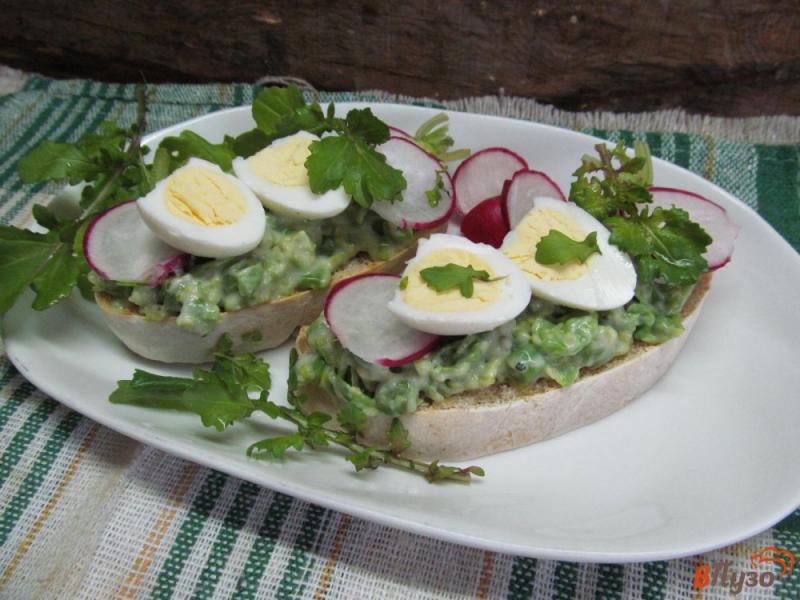 Фото приготовление рецепта: Бутерброды с горошком и яйцами шаг №5