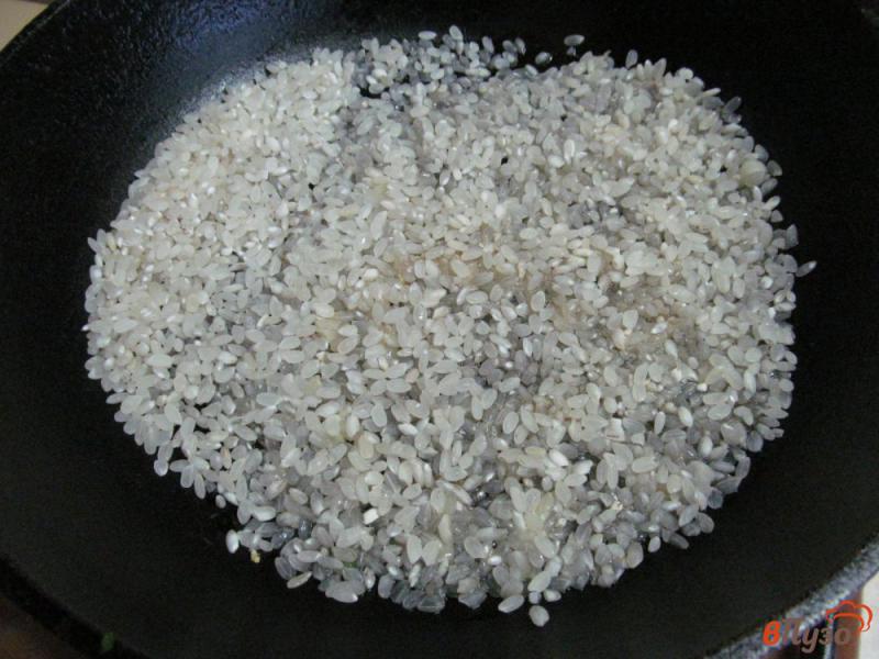 Фото приготовление рецепта: Рис рассыпчатый с чесноком шаг №2