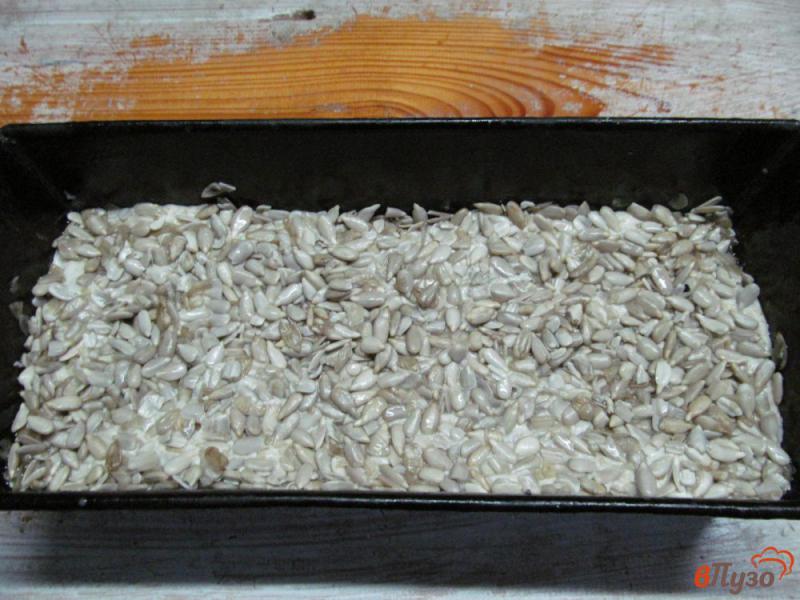 Фото приготовление рецепта: Хлеб с подсолнечными семечками шаг №7
