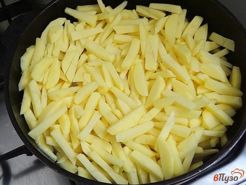 Фото приготовление рецепта: Картофель жареный с салом, луком и чесноком шаг №7