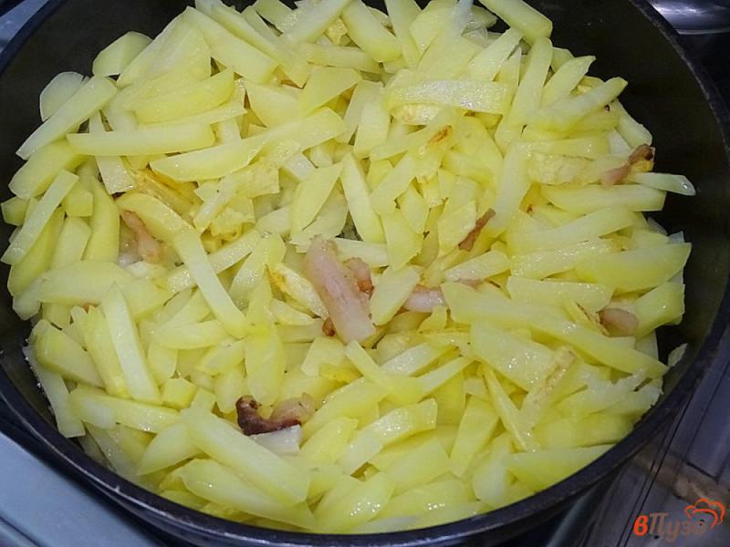 Фото приготовление рецепта: Картофель жареный с салом, луком и чесноком шаг №10