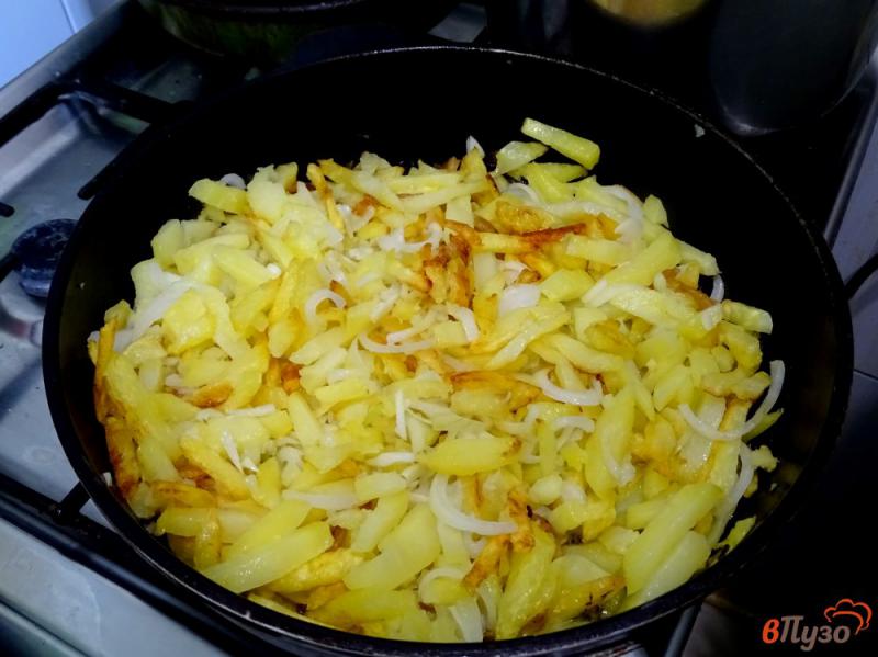 Фото приготовление рецепта: Картофель жареный с салом, луком и чесноком шаг №11
