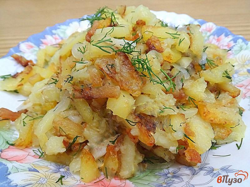 Фото приготовление рецепта: Картофель жареный с салом, луком и чесноком шаг №13
