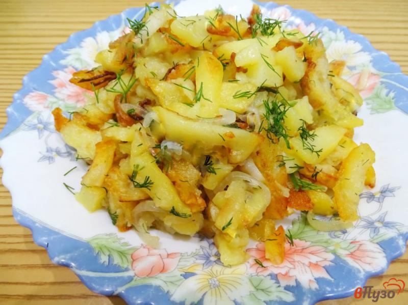 Фото приготовление рецепта: Картофель жареный с салом, луком и чесноком шаг №14