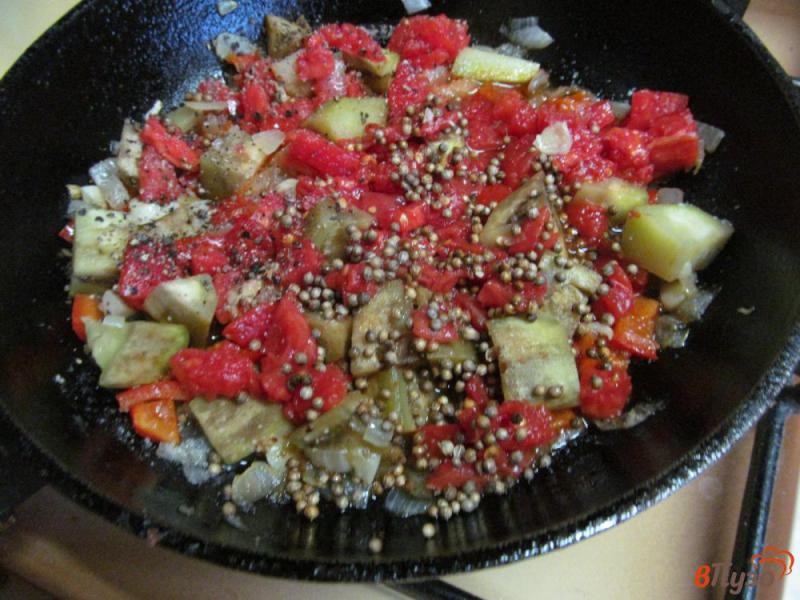 Фото приготовление рецепта: Салат - гарнир из баклажана с овощами шаг №7