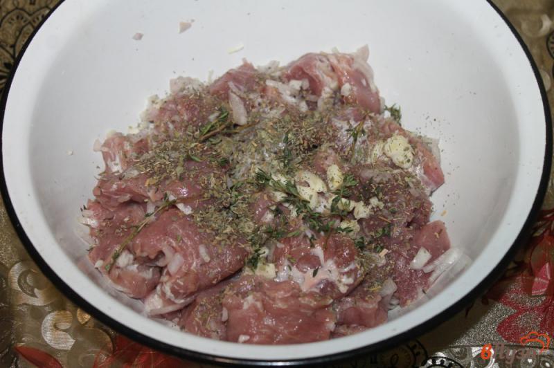Фото приготовление рецепта: Шашлык из свиной вырезки маринованной в Айране с укропом шаг №4